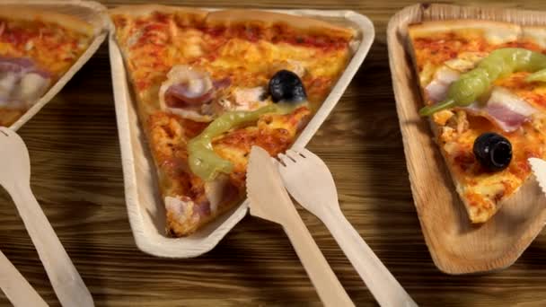 Rebanadas de pizza en platos de madera. Concepto del partido . — Vídeos de Stock