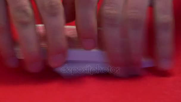 Croupier mescolando le carte sul tavolo da gioco . — Video Stock