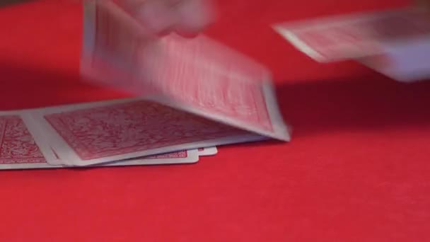 Κρουπιέρης ανακάτεμα κάρτες για τα τυχερά παιχνίδια πίνακα. — Αρχείο Βίντεο