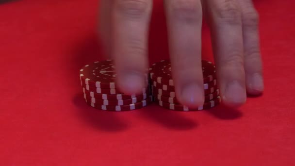 Croupier faz truque com chips . — Vídeo de Stock