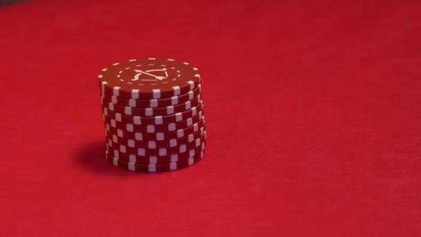 Croupier gör trick med chips. — Stockvideo