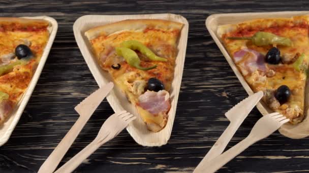 Tranches de pizza sur des assiettes en bois. Concept de parti . — Video