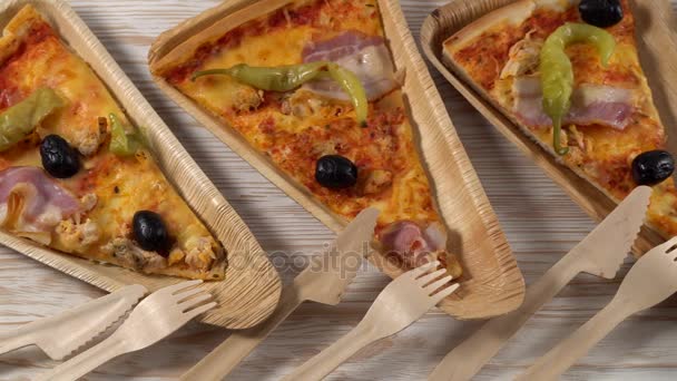 Куски пиццы на деревянных тарелках. Концепция партии . — стоковое видео