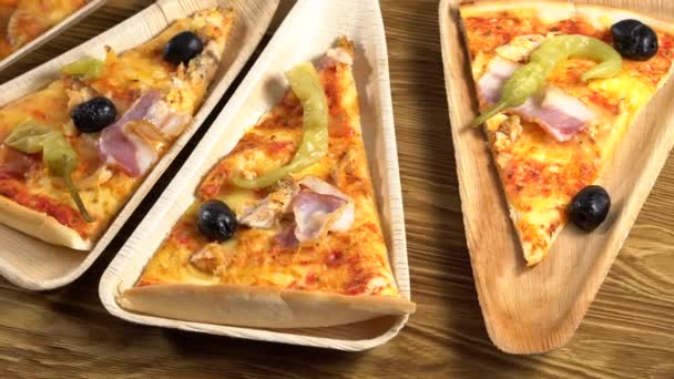 Slices of pizza on wooden plates. Party concept. — Stock Video