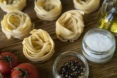 Makarna ingridients ve baharat ahşap yüzey üzerinde.