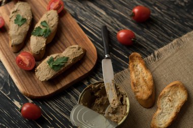Ekmek arası ahşap tepsi üzerinde karaciğer pate.