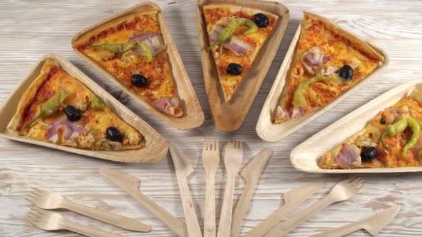Шматочки піци на дерев'яних тарілках. Концепція партії . — стокове відео