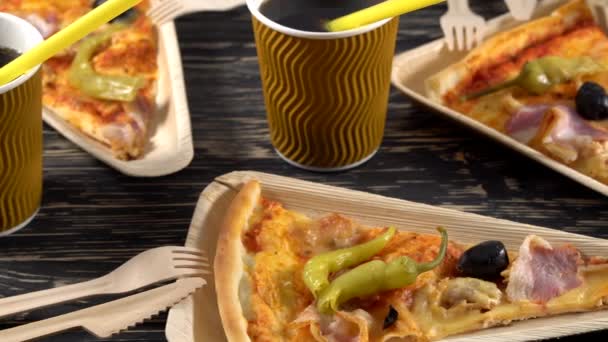 Tranches de pizza sur des assiettes en bois. Concept de parti . — Video