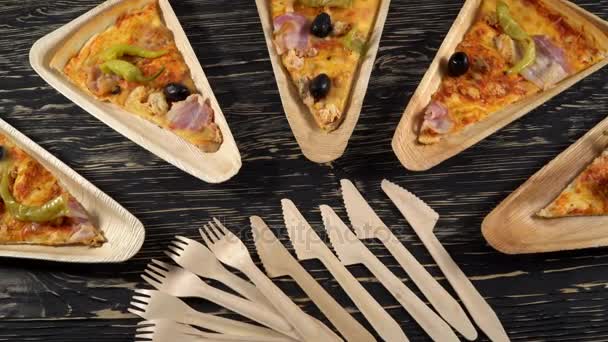 Kousky pizzy na dřevěných talířích. Strany koncepce. — Stock video