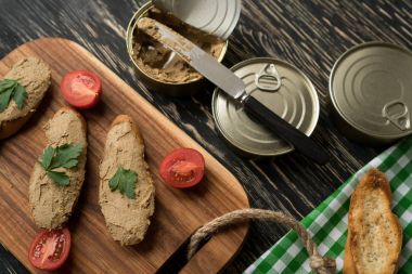 Ekmek arası ahşap tepsi üzerinde karaciğer pate.