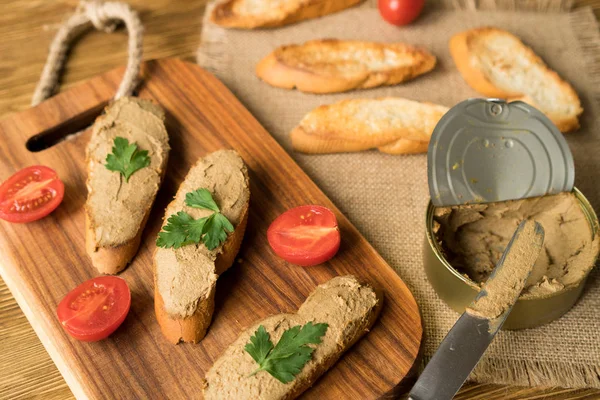 Paté de hígado en el pan en bandeja de madera . Imagen De Stock