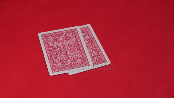 Mano humana pasando dos cartas en el póquer juego . — Vídeo de stock