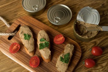 Ekmek arası ahşap tepsi üzerinde karaciğer pate.