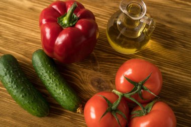 Salata ingridients. Domates, zeytin, yağı, kırmızı biber ve salatalık.