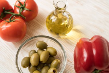 Salata ingridients. Domates, zeytin, petrol ve kırmızı biber.