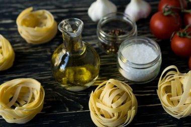 Makarna ingridients ve baharat ahşap yüzey üzerinde.