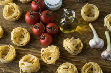 Makarna ingridients ve baharat ahşap yüzey üzerinde.