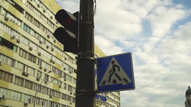 Yaya geçidi işareti ile trafik ışıkları.