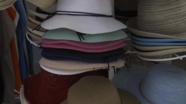 Şapka açık mağaza üst üste yığılmış