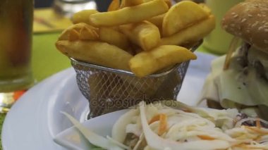 hamburger ile kişiler üzerine ahşap tablo.