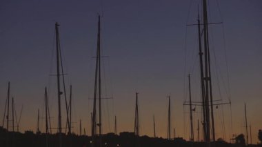Akşam gökyüzü günbatımı karşı iskelede teknelerin satırları