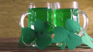 St Patricks Günü. Yeşil bira ve yonca.