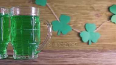St Patricks Günü. Yeşil bira ve yonca.