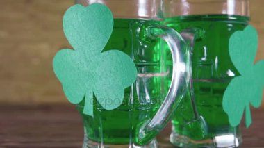 St Patricks Günü. Yeşil bira ve yonca.