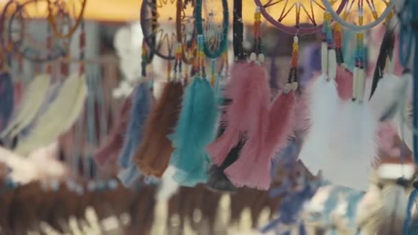 Feathers decor hanging at market stall. — Stock Video