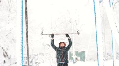 Genç kaslı adam eğitim ve kış zamanında açık havada egzersiz yapmak zorundadır.