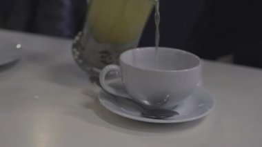 Bir çay bardağı dökülür varlık çay