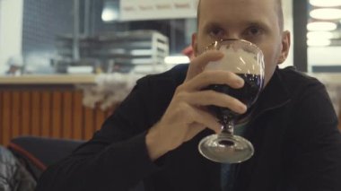 Adam bir bar pint zevk alıyor.