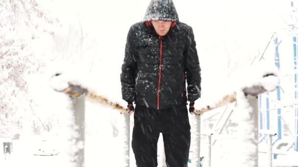 Genç kaslı adam eğitim ve kış zamanında açık havada egzersiz yapmak zorundadır. — Stok video