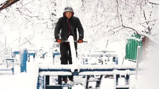 Gespierde jongeman heeft de opleiding en oefening buiten in de winter doet. — Stockvideo