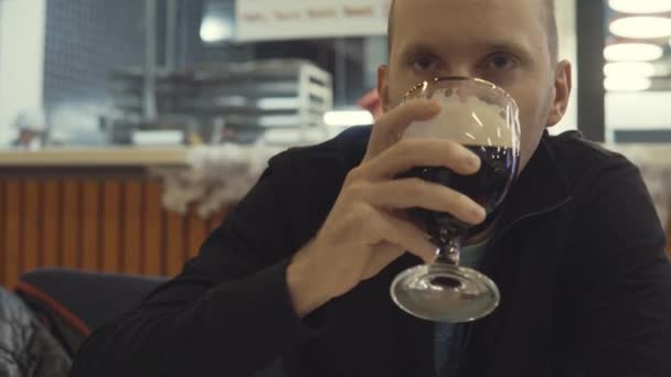 L'homme apprécie les pintes dans un bar . — Video