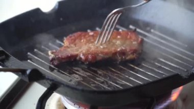 Pan çiğ biftek pişirme.