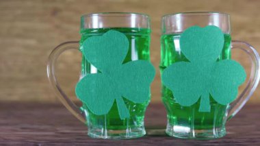 St Patricks Günü. Yeşil bira ve yonca.