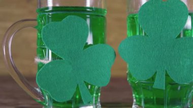 St Patricks Günü. Yeşil bira ve yonca.