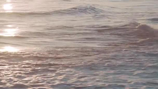 サンセットの波。クローズ アップ — ストック動画