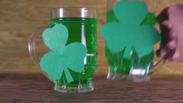 St Patricks Günü. Yeşil bira ve yonca. — Stok video