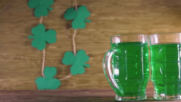 Dia de St. Patricks. Cerveja verde e trevo . — Vídeo de Stock