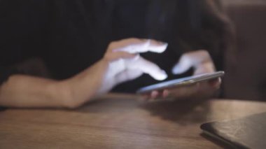 İnternet, iletişim ve teknoloji kavramı - cep telefonu kafede kadınla