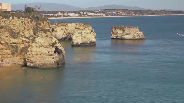 Luchtfoto van natuurlijke rotsen in de buurt van Lagos in de Algarve Portugal — Stockvideo