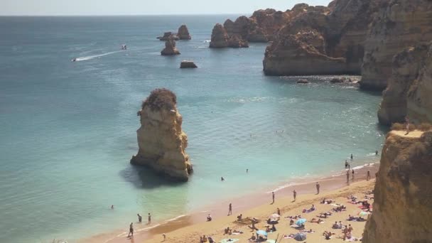 Légi természetes kőzetekből közelében, Lagos, Portugália Algarve — Stock videók