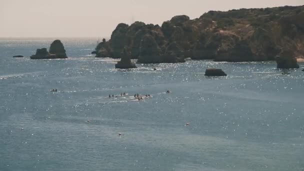 Aérea de rocas naturales cerca de Lagos en el Algarve Portugal — Vídeos de Stock