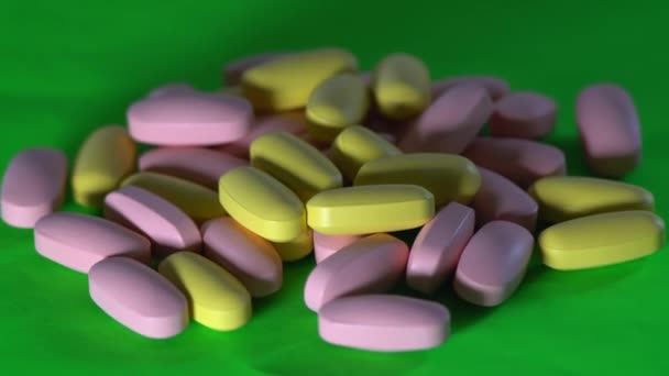 Tabletták elforgathatja zöld háttér. — Stock videók
