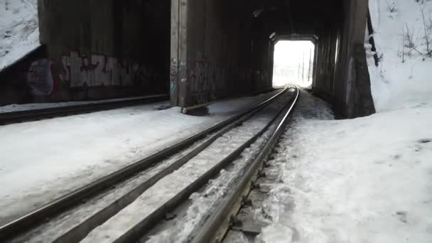 Γρήγορη μετακίνηση κάμερα σε σκούρο παλιά σιδηροδρομική σήραγγα. — Αρχείο Βίντεο