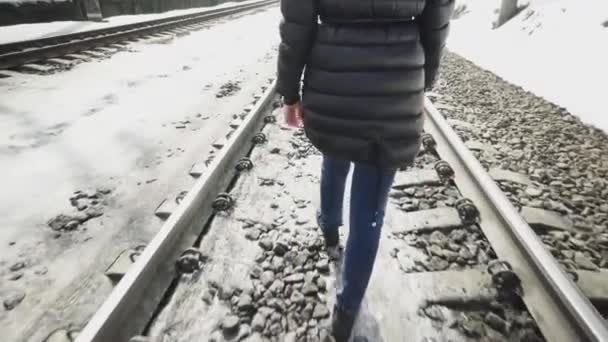 Chica joven camina en el ferrocarril . — Vídeos de Stock