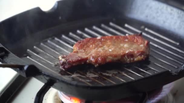 Cocinar filete crudo en la sartén . — Vídeos de Stock