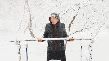 Genç kaslı adam eğitim ve kış zamanında açık havada egzersiz yapmak zorundadır.